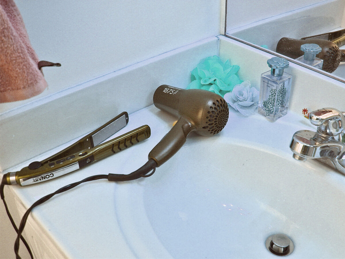 Как часто бывает у прекрасных женщин, что в пылу подготовки к торжеству, времени на создание прически остается совсем не много. А на наведение порядка, после сотворения шедевра из волос, тем более. И вот гости уже звонят в дверь, а горячие плойки , фены, утюжки и прочие необходимые для магии красоты инструменты все еще красуются на самом видном месте ванной комнаты.  Но ведь секреты женской красоты на то и секреты, что должны оставаться в тайне, и публике их знать ни к чему. 