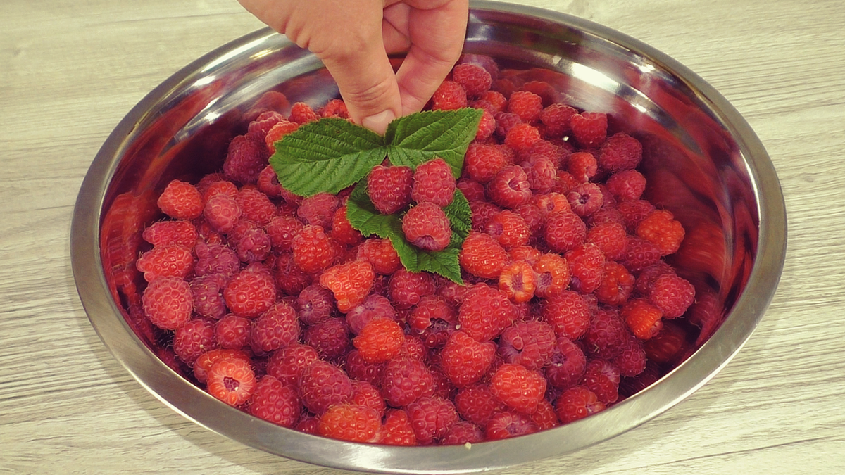 Мытьё малины. Конфи из малины. Промывка малины. Мытьё малины. Моем малину.