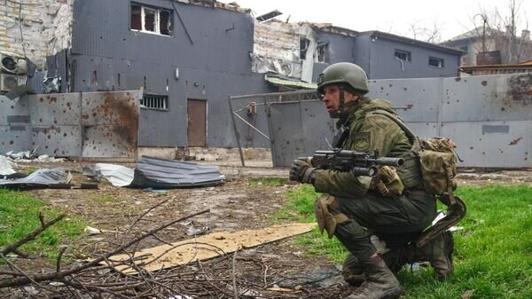    Военнослужащий Народной милиции ДНР в кварталах, примыкающих к заводу "Азовсталь" в Мариуполе© РИА Новости / Михаил Андроник