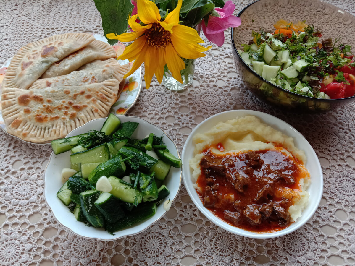 Гуляш, малосольные огурцы, кутабы, салат с овощами - литом идеально!