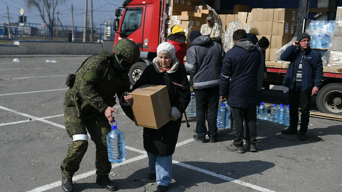 Военнослужащие вс РФ гуманитарка Донбасс. Гуманитарная помощь Украине. Российские военные раздают гуманитарную помощь. Солдаты России гуманитарка. Гуманитарная помощь россией украине