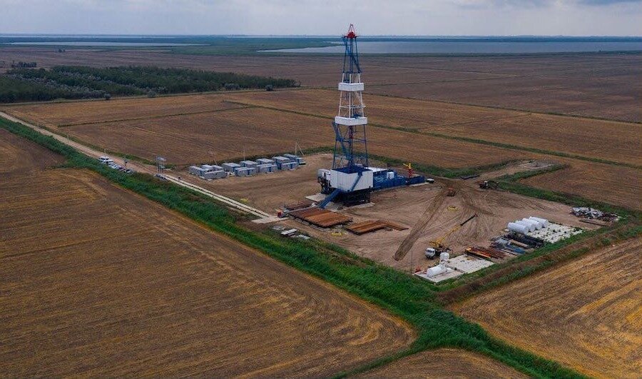 Скважина поиск. Площадка бурения. Бурение поисковых скважин. Буровая площадка. Нефтяное месторождение.