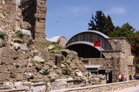 Музей Сиде расположен в центре города Сиде, примерно в 8 км от Манавгата. Бывшая римская баня рядом с  древней агорой , оставшейся со 2-го по 3-й век до н.э., принадлежащая римскому периоду, была восстановлена ​​как музей в 1960/61 годах. 

Большинство исторических артефактов, выставленных в музее, были найдены во время археологических раскопок, проведенных профессором доктором Арифом Мюфидом Манселем между 1947 и 1967 годами в древнем городе Сиде. На выставке в музее представлены надписи, чеканка оружия эллинистического, римского и византийского периодов, скульптуры, являющиеся копиями греческих оригиналов римского периода, торсы, храмы, надгробные стелы, портреты, осмотические и колонные пьедесталы.