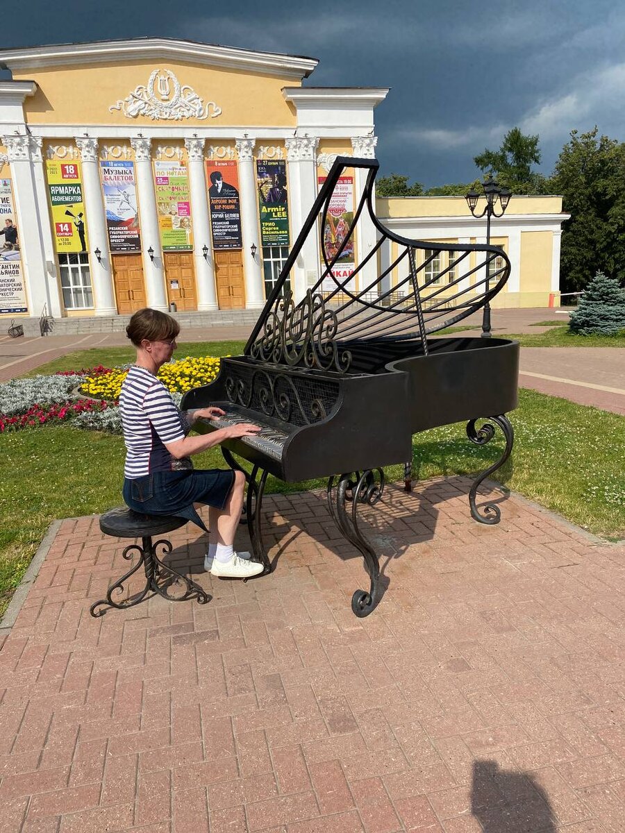 Сюда, в качестве подписи, так и просится цитата из мультфильма "Волшебное кольцо": "Ну, по пути в городах концерты давали, с большим успехом…"