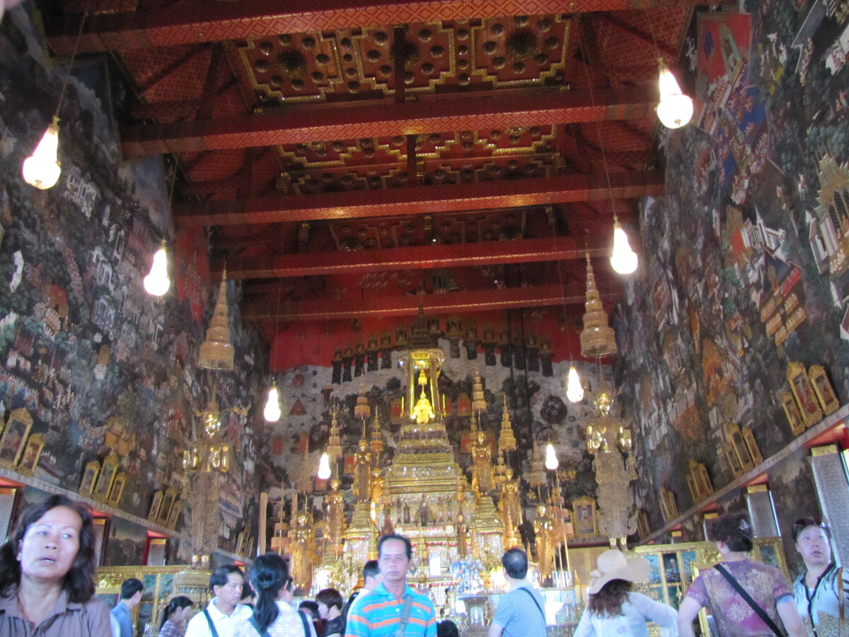 Внутри храма