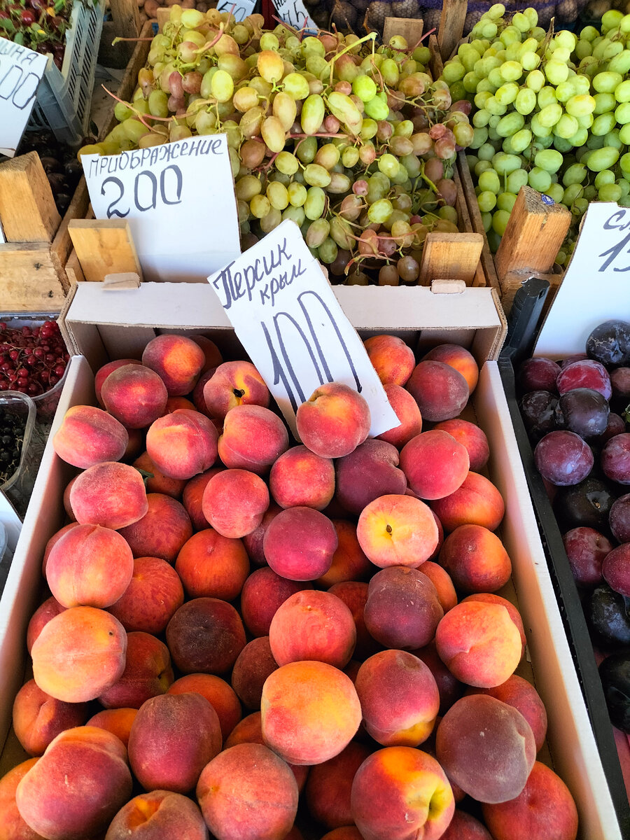 Уже и виноград продаётся, на фото видно сорт и цену.