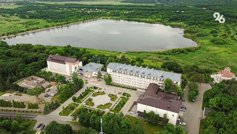 Территория санатория «Минеральные Воды» в посёлке Новотерском