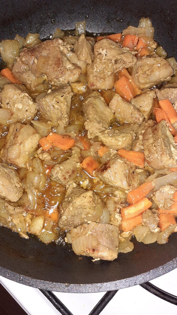 Второй процесс:после жарки свинины и лука добавляем морковь(средние брусочки),доводим до размягчения,после в ход идут специи :куркума,хмели-сунели,5перцев,чёрный перец (молотый),чили.