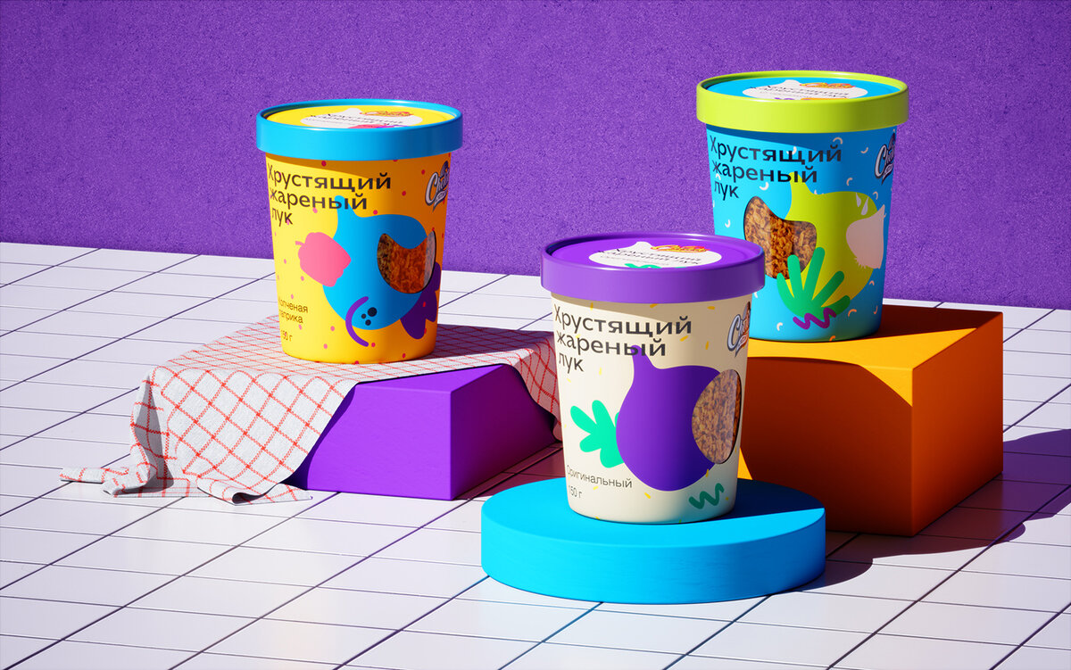 Минималистичная графика и яркие иллюстрации на упаковке хрустящего лука передают атмосферу веселой вечеринки.