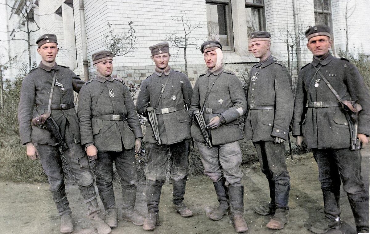 Солдаты одной из штурмовых частей вооруженные длинными Люгерами