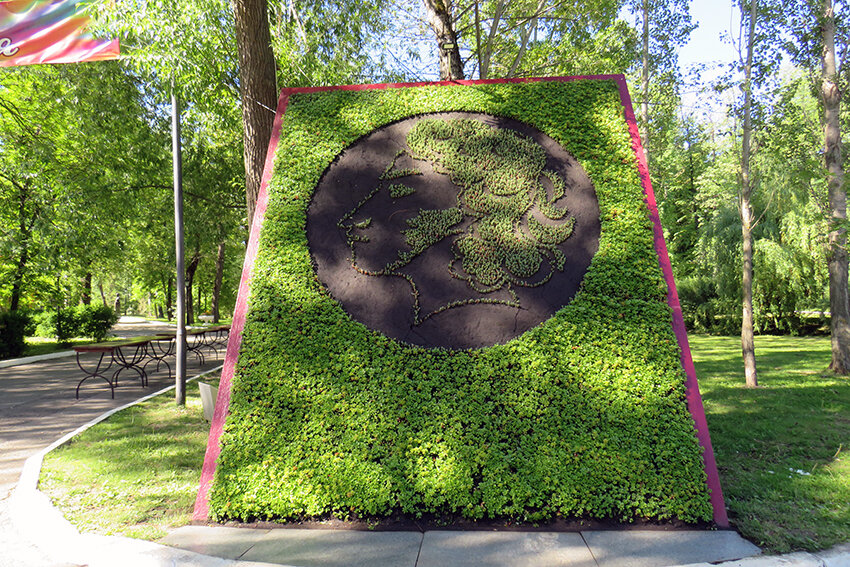 Уютные зеленые аллеи, интересные тематические площадки, веселые аттракционы - все это делает парк имени Пушкина в Саранске излюбленным местом отдыха.-5-2