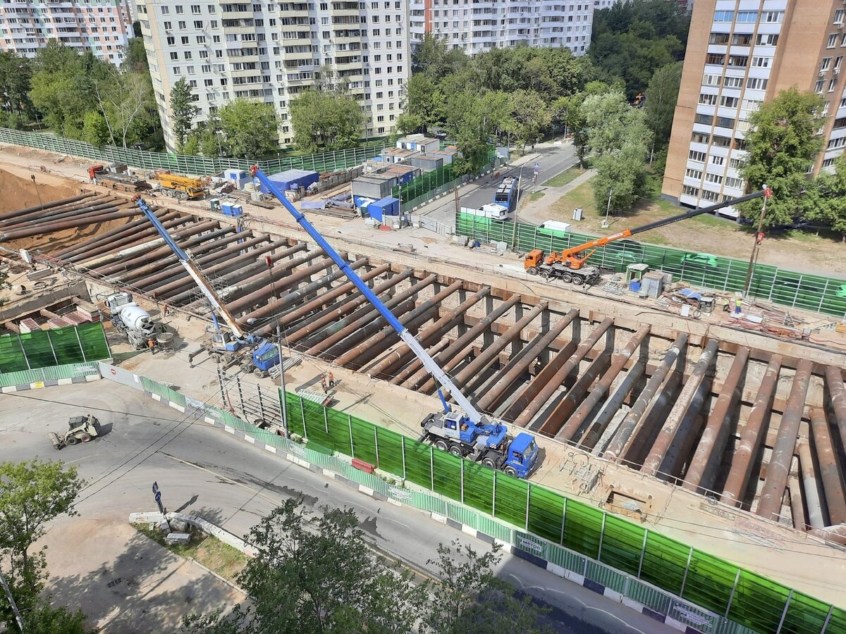 📷 2: Строительство оборотных тупиков с пунктом технического осмотра подвижного состава. Активные монолитные работы по главным и тупиковым тоннелям ведутся в самой восточной части котлована. Ближе к станции продолжается обратная засыпка.