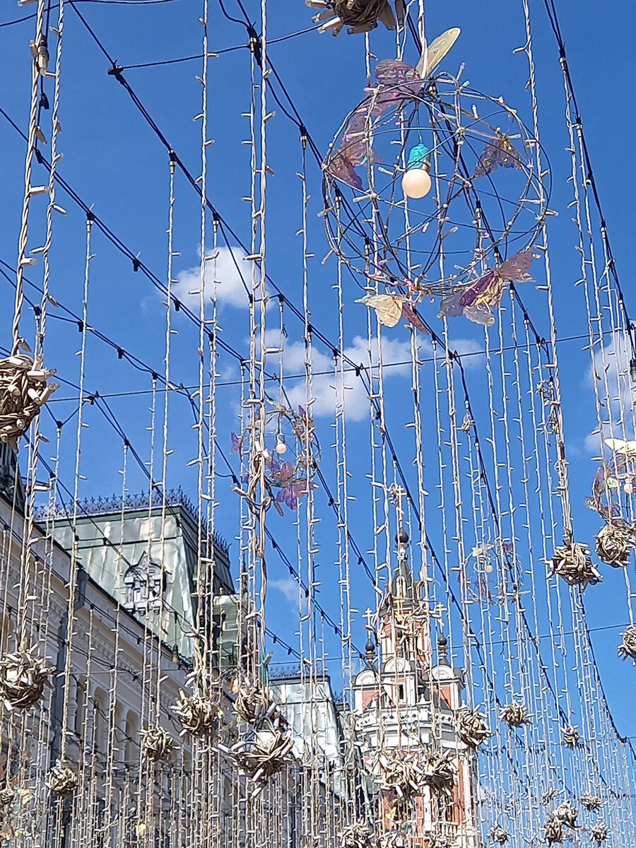 ул. Никольская. Эти декорации здесь уже не первый год, но всё-равно красиво))