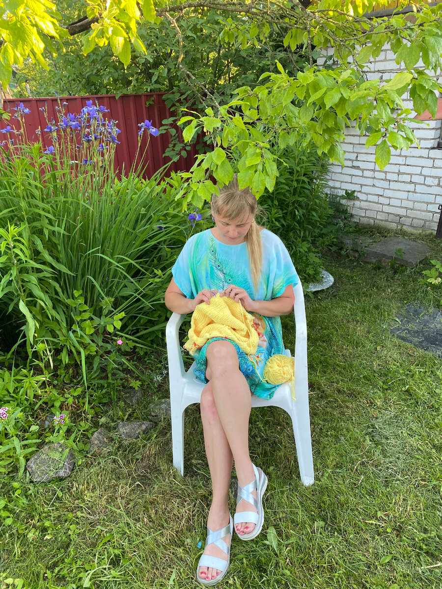 Вязанье хорошо тем, что можно делать это везде. На даче, в транспорте. Без проблем!