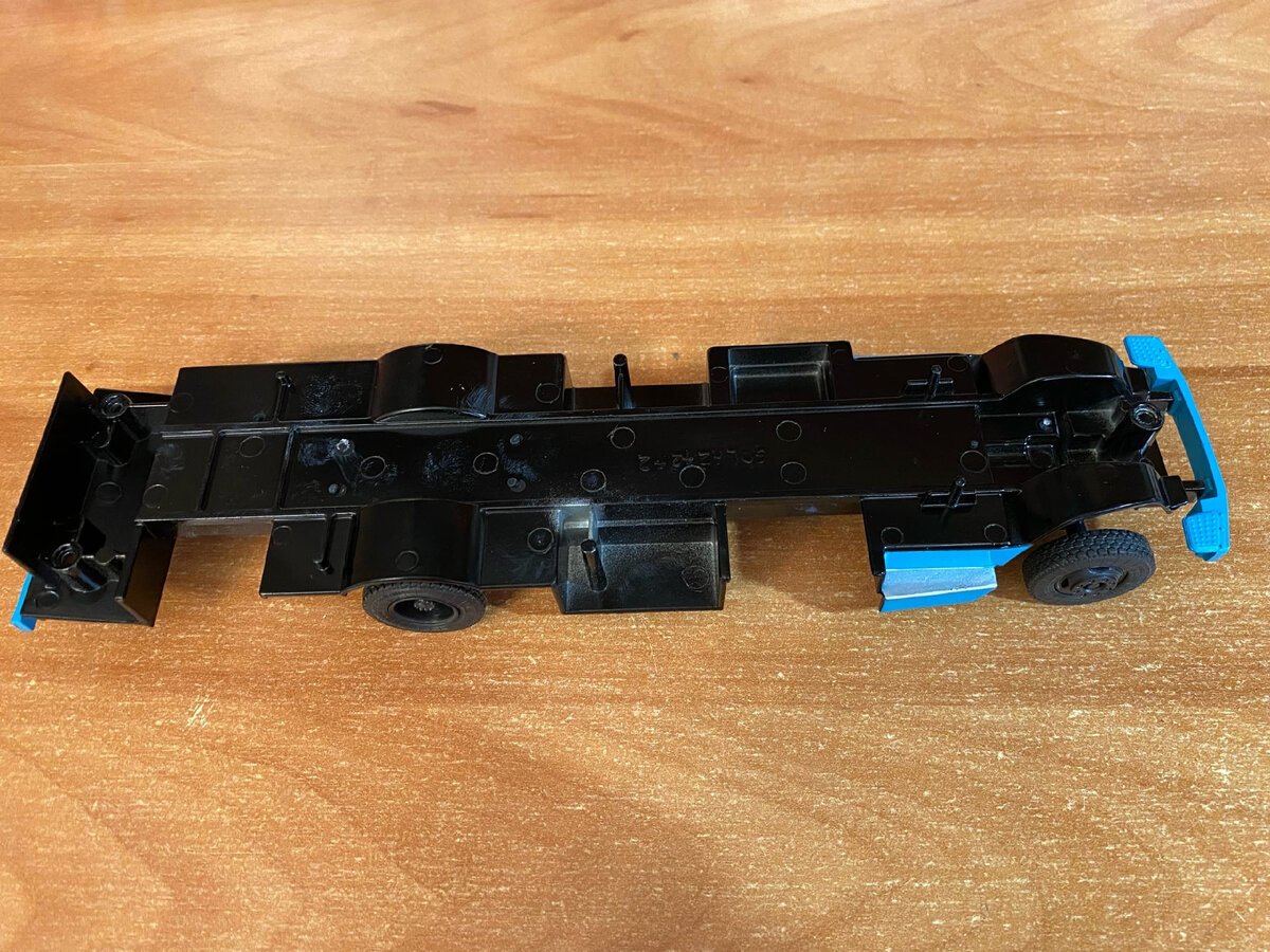 Воу! Мы что? Уже лезем внутрь? Так быстро? Да, друзья, и на то есть веская (вернее, вязкая) причина - весь Голаз обильно вымазан скользкой и липковатой силиконовой смазкой. Ею китайцы пользуются при сборке своих изделий. Кто-то из собирателей оставляет силикон на моделях, ставя машинки на полку прямо так, но это точно не мой вариант. Я не готов получить через месяц грязную от пыли модельку, ведь силикон притягивает всякое...