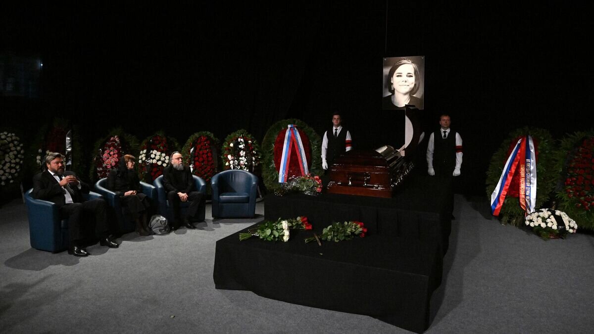    Председатель Совета директоров группы компаний "Царьград" Константин Малофеев, философ Наталья Мелентьева и лидер Международного Евразийского движения, политолог Александр Дугин (слева направо) на церемонии прощания с журналисткой и политологом Дарьей Дугиной в телецентре "Останкино" в Москве© РИА Новости / Григорий Сысоев