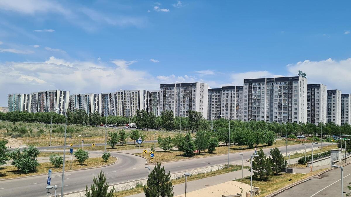    Вид на дома в городе Алматы NUR.KZ / Юлия Абрамова