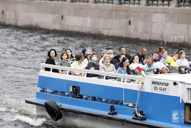    Люди на речном кораблике в Петербурге Дарья Драй © ИА REGNUM
