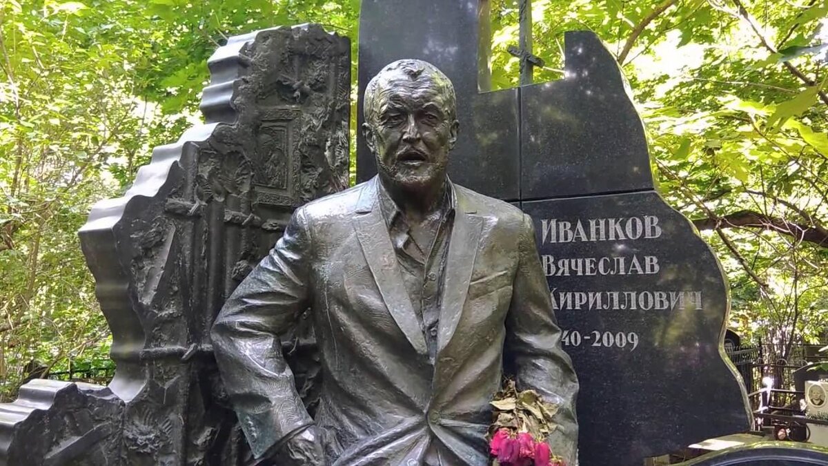 памятник воровскому в москве