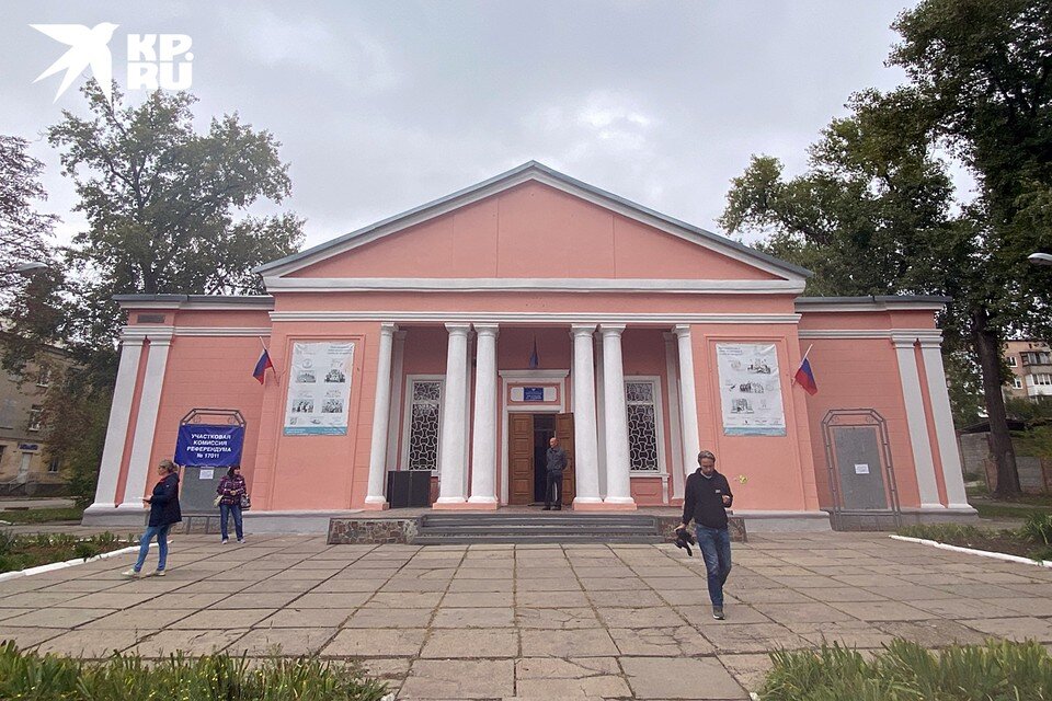     У ДК грохот орудий заглушала музыка, рвущаяся из колонок Дмитрий СТЕШИН