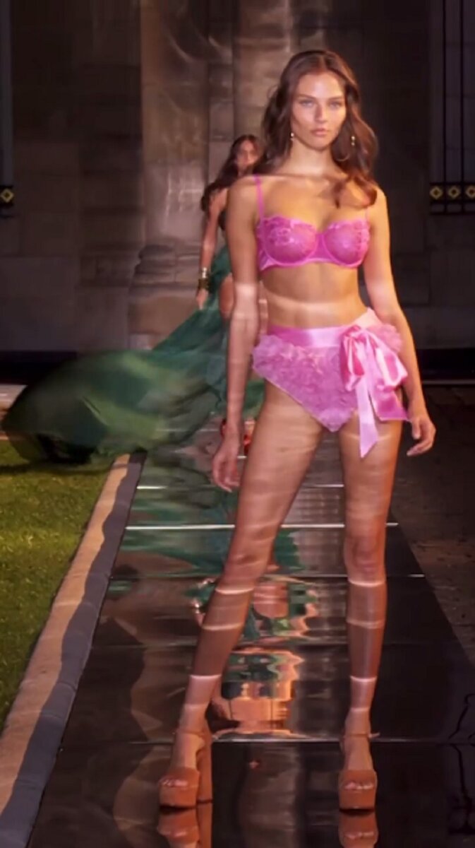    Алеся Кафельникова на показе EtamКадр из видео