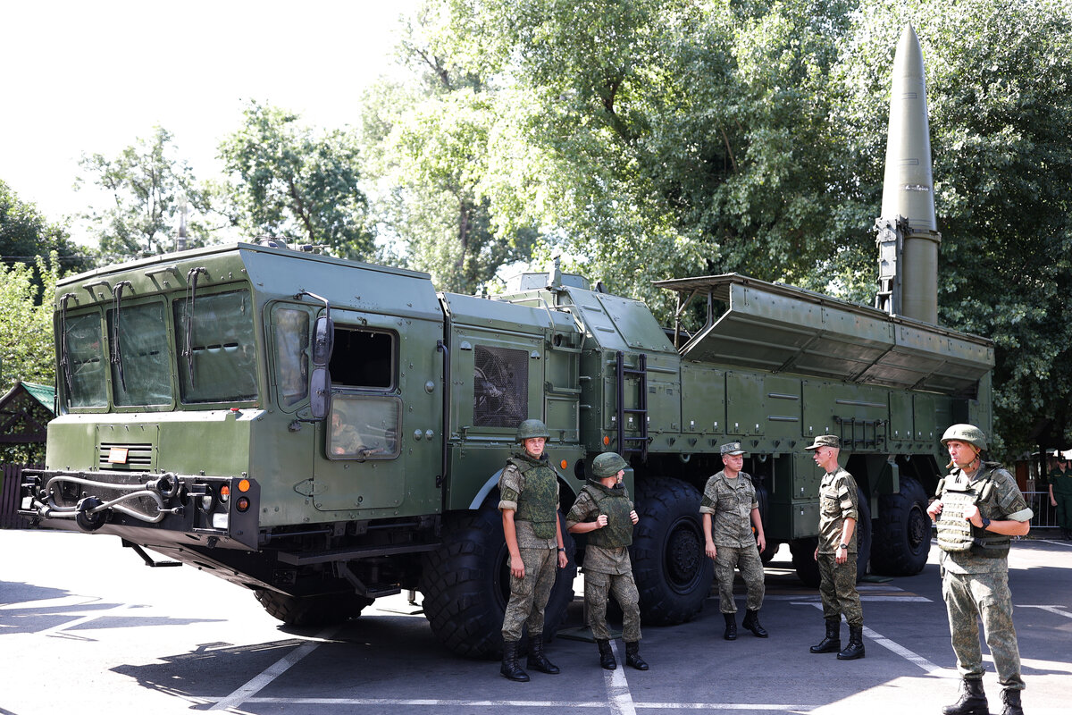     Российские военные возле оперативно-тактического ракетного комплекса «Искандер» / РИА Новости / Виталий Тимкив