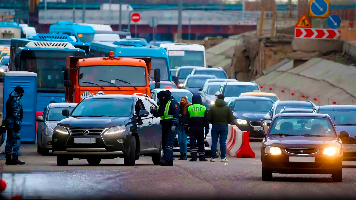 Мкад сейчас. МКАД пробки. Москва затор. Пробки в Москве. Автомобили в пробке.