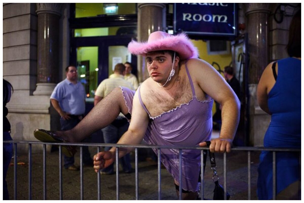 Данная картинка из общедоступных ресурсов сети интернет принадлежит только ее автору, польскому фотографу Мацей Даковичу, который путешествуя по всему миру, посетил в том числе и Лондон и заснял как там отдыхают обыкновенные люди.