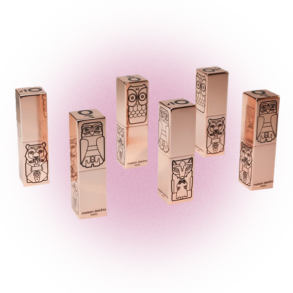 
купитьpre-orderТвердая косметика, Maison DakotaФранцузский бренд представил линейку самых необходимых продуктов для ежедневного ухода в твердом формате — крем для зоны вокруг глаз, крем для лица, твердые духи и бальзам для губ.     
 В основе дизайна тотемные животные индейцев, которые, как известно, уважали и берегли природу.    
 Кроме того, личность, по мнению маркетологов бренда, состоит из разных черт, каждую из которых представляет тотемное животное. Орел — видение, концентрация, возвышение. Медведь — смелость, энергия земли, сила. Сова — мудрость, интуиция, правда. Волк — защита, свобода, инстинкт. Дата старта продаж пока неизвестна.