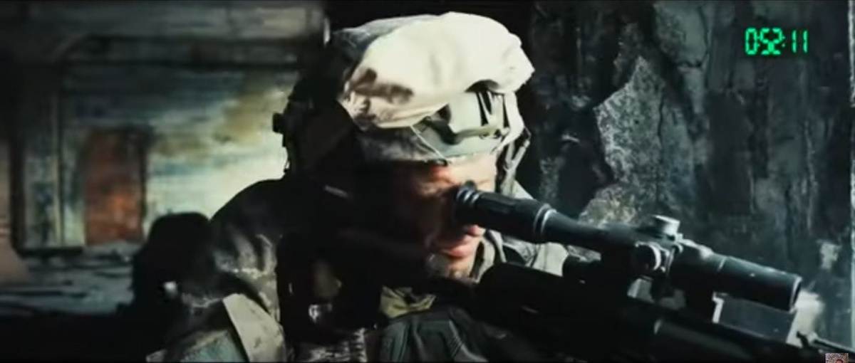 Сверху стены, на нее подымавшегось, ранил пернатой