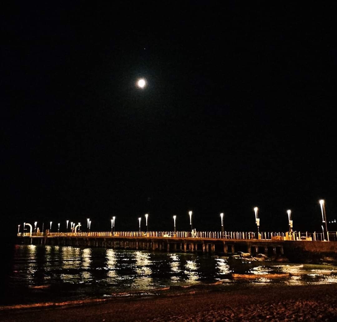 И над одиноким Pontile