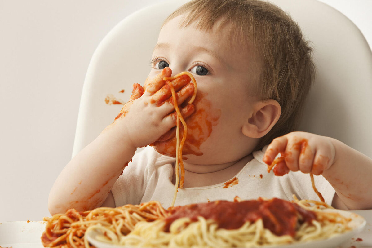Малыш ест спагетти