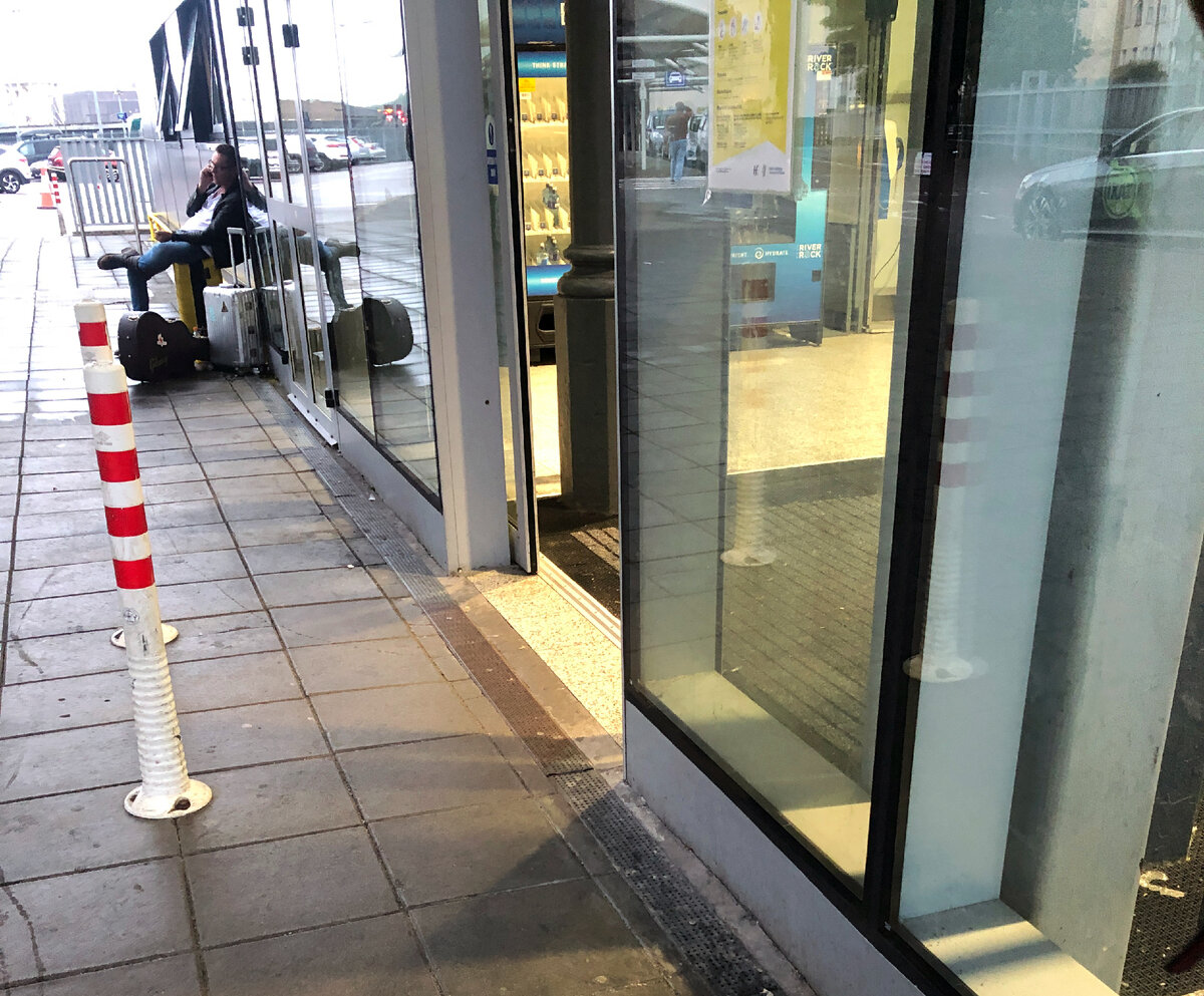 Ничего не подозревающий о моих терзаниях Джонатан со своей гитарой