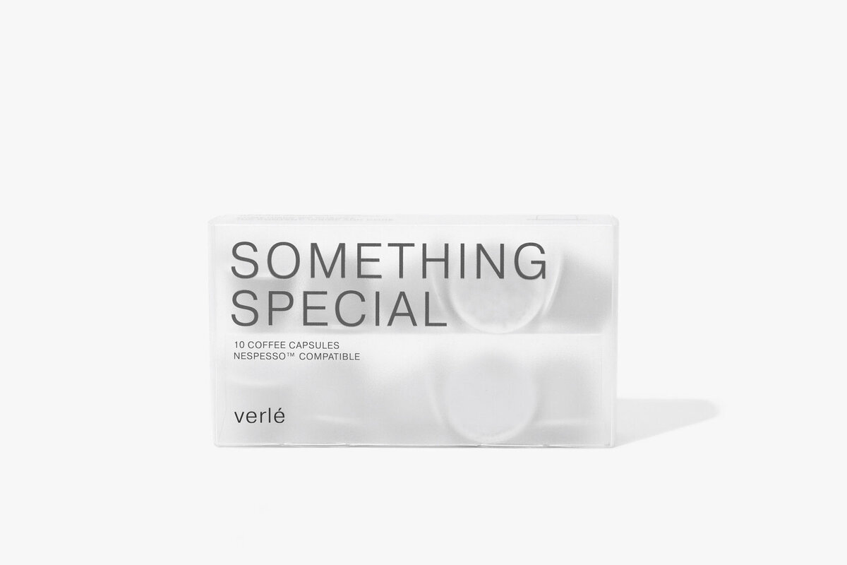 Многие люди просто обожают кофе в капсулах, в особенности, если говорить о Неспрессо. Этот бренд является одним из самых популярных, и предлагает на выбор большой ассортимент товаров. Почему же капсулы так хороши? Дело в том, что когда кофе вступает в соединение с кислородом, то в тот же момент большое количество ароматов кофейных зёрен попросту теряет все свои свойства. Но когда кофе находится в капсуле, которая выполнена из алюминия и является герметичной, то оно становится хорошо защищённым от любого воздействия со стороны окружающей среды. 
Капсула позволяет кофе сохранить свой насыщенный аромат на достаточно долгое время, примерно около года, и лишь затем вы сможете почувствовать, как аромат испаряется. После того как капсула использовалась по назначению, она не выбрасывается.
Для многих людей, которые ценят сей напиток, была решена настоящая проблема. Ведь капсулы позволили им существенно экономить время на приготовление кофе, что резко выделяет их на фоне приготовления напитка в зёрнах. Также люди получили возможность готовить кофе высокого качества, не опасаясь, что оно получится не таким, каким должно было быть из-за неправильной техники приготовления.
Неспрессо располагает 16-ю сортами кофейного напитка, которые к тому же ещё и оригинальные. Все они смогут понравиться самому требовательному ценителю. Каждый год любители могут попробовать новинки из лимитированных серий и оценить нечто новое. 
Кофе этого бренда экспортируется в 60 стран и каждый желающий может насладиться вкусами как дома, так и в кафе, которые занимаются продажей такого напитка. Смеси, используемые для наполнения капсул, собираются из самых разных стран, в число которых входят: Бразилия, Коста-Рика, Гондурас и многие другие. Компания проводит тщательный отбор, прежде чем пустить тот или иной кофе в продажу. 
Причины популярности
Так в чём же именно причина популярности именно этого капсульного кофе? Дело в том, что данный бренд имеет ряд положительный черт, которые и вызывают у общества заинтересованность и тягу к капсулам.
•	Они достаточно просты и очень удобны в использовании. Всё, что вам нужно сделать – это просто нажать на кнопку, после чего ваш чудесный и ароматный кофе приготовится в течение 30 секунд.
•	Техника, предоставляемая Неспрессо, достаточно стильная в плане дизайна и хорошо впишется в любой интерьер, будь то что-то современное или же с ноткой старины.
•	Компактность таких кофеварок позволяет размещать их даже в том пространстве, которое не имеет больших размеров. Это могут быть как офисы, так и маленькие кухни или же даже небольшие бары.
•	Вам не придётся промывать кофемашину после того, как приготовится кофе, ведь всё достаточно удобно и не пачкается.
•	Капсулы, производимые Неспрессо, представляют собой самую инновационную разработку, связанную со сферой приготовления кофейных напитков. Во время изготовления продукции, сотрудники бренда обязательно соблюдают правила, которые предъявляются эспрессо.
•	Герметичность контейнера позволит вам не только сохранить свежесть покупаемого продукта, но и также его великолепный аромат в течение большого количества времени, что является несомненным плюсом для всех любителей кофе.
Именно эти причины и являются основополагающими в вопросе о том, почему же капсулы от бренда Неспрессо являются столько популярными у большинства людей нашей планеты. Если вы являетесь любителем этого напитка, но не пробовали оригинальных брендированных сортов, то вам однозначно стоит сделать это, чтобы прочувствовать не только бодрящий вкус, но и насладится великолепием аромата кофе.
