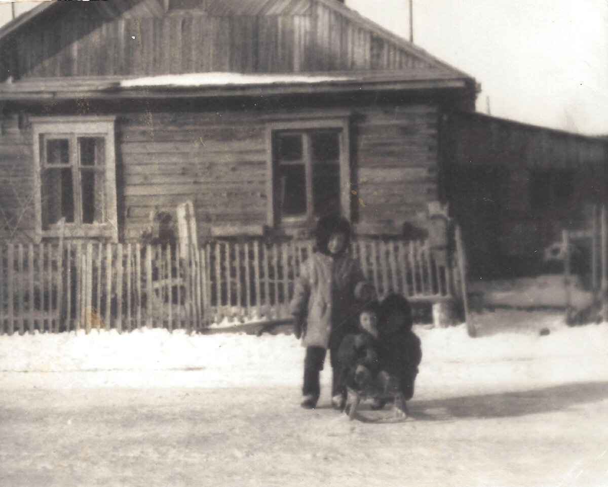 Тот самый "старый дом". Я стою рядом с соседскими ребятишками