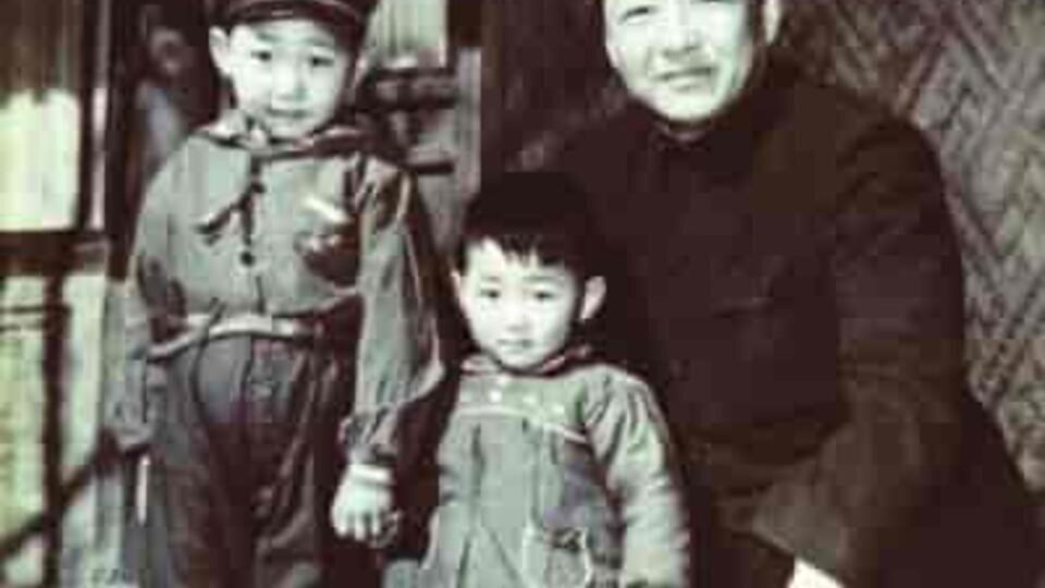    Си Цзиньпин в детстве (слева), commons.wikimedia.org