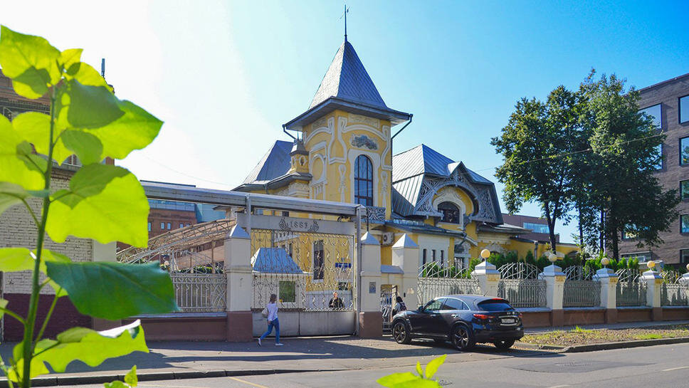 Фасад особняка с декором в стиле модерн