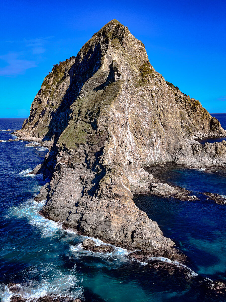 С маяка открываются красивые виды на скалы и море. Фото автора