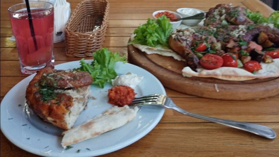 Зелень,свежие овощи, запеченная курица с острым соусом и ягодный морс