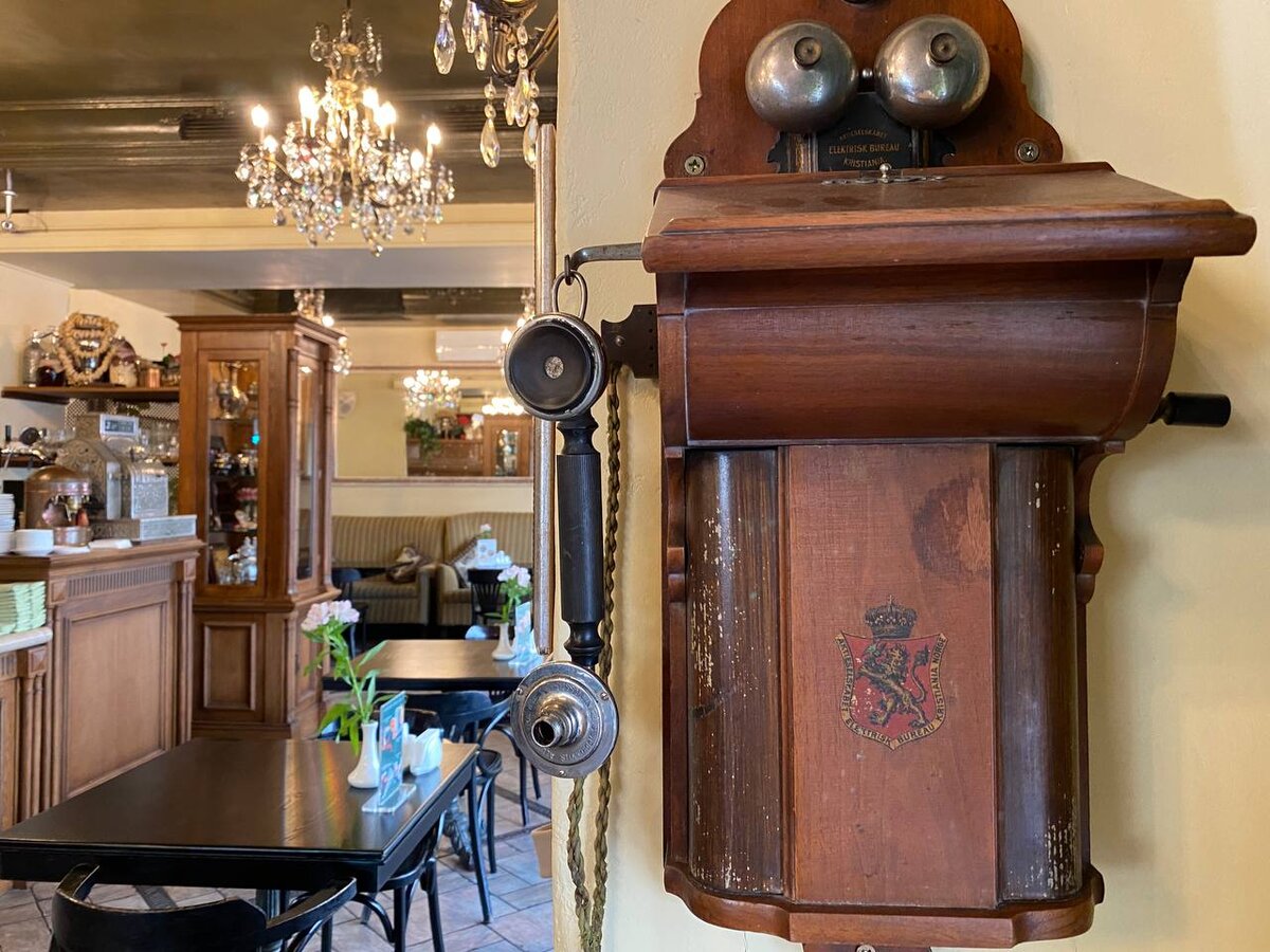 Телефонный аппарат Эриксона в "Булошной", в Лялином переулке
