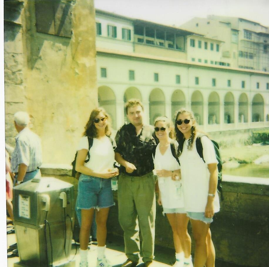 Италия. Флоренция.  1993 г. Мост через реку Арно. Агитирую итальянок в КПРФ.
