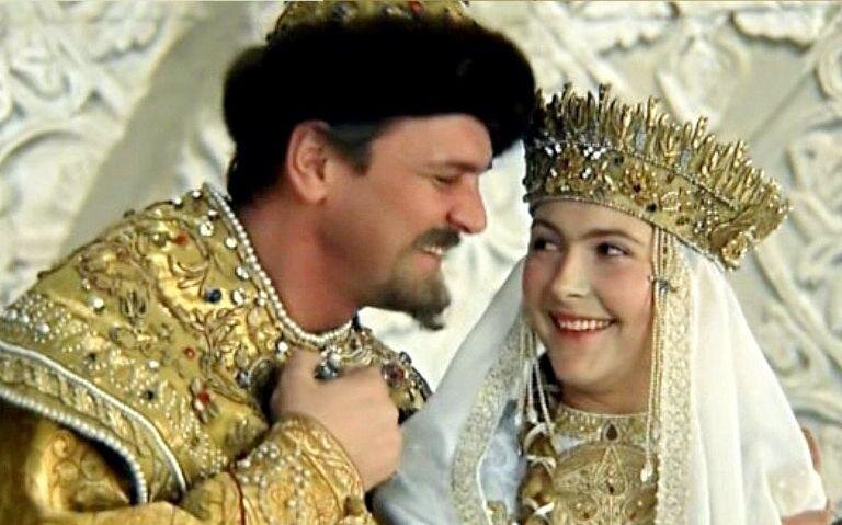 Бунша под видом царя клеится к царице. В роли Марфы Васильевны - Нина Маслова. К/ф "Иван Васильевич меняет профессию".