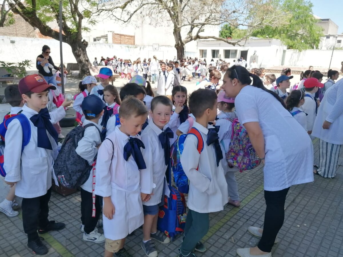 Сын первый день надел в школу форму.