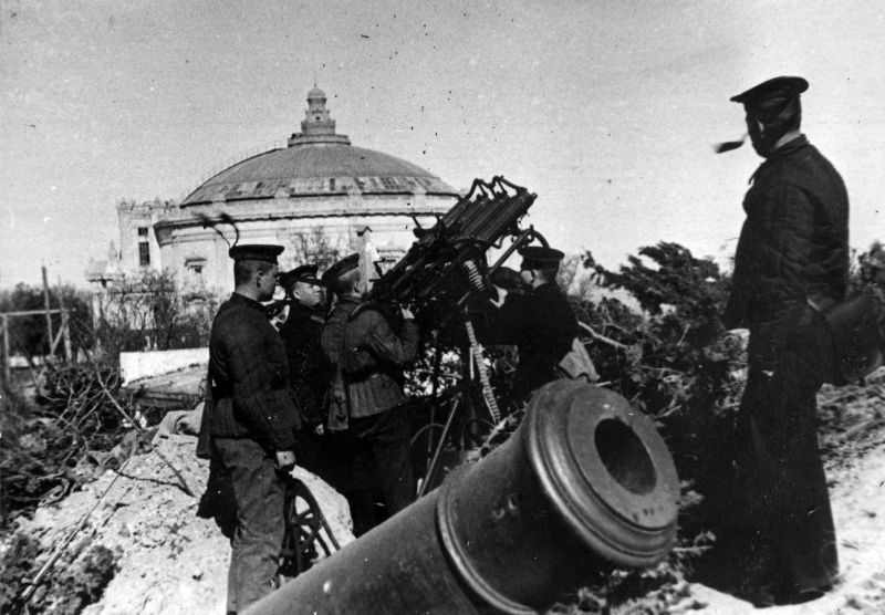 Зенитно-пулеметный расчет В.П. Штомпеля на 4-м бастионе ведет огонь по самолету противника из 7,62-мм счетверенной зенитной пулеметной установки образца 1931 года (М-4). По данным ОБД «Мемориал» младший сержант Валентин Петрович Штопель (1921 г.р., Черноморский флот, Севастопольский оборонительный район) пропал без вести 03.07.1942 г.