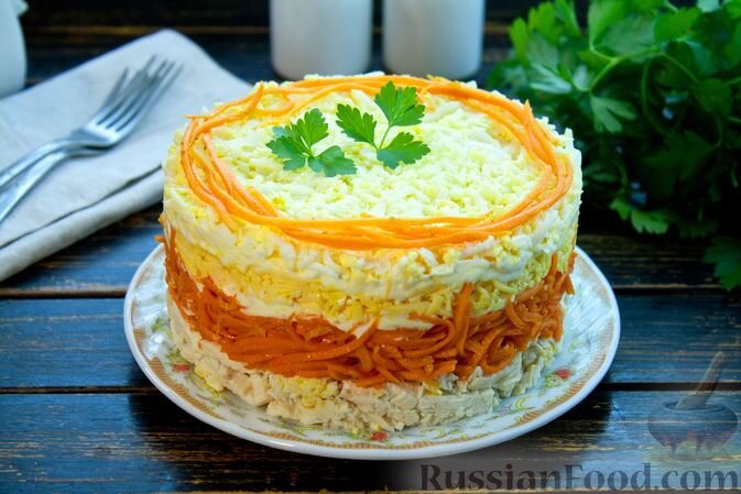 куриное филе, морковь по-корейски, сыр твёрдый, яйца, майонез, соль, зелень петрушки, перец душистый горошком, кориандр