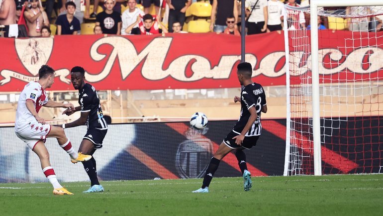    Александр Головин забивает в ворота «Анже» (2:0).