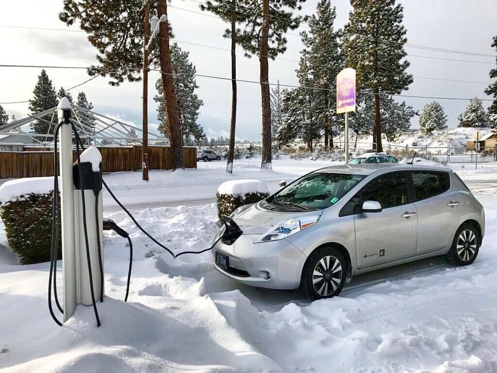 Включаются зимой. Ниссан лиф зимой. WEILAI ec6. Leaf Nissan зима. Ниссан лиф электромобиль зимой.