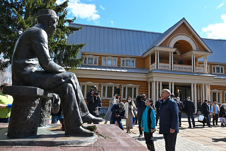  Сегодня министерство культуры РТ объявило о старте конкурса на лучший эскизный проект скульптурной композиции, посвященной хрестоматийному стихотворению Габдуллы Тукая «Туган тел» («Родной язык») Фото: tatarstan.ru