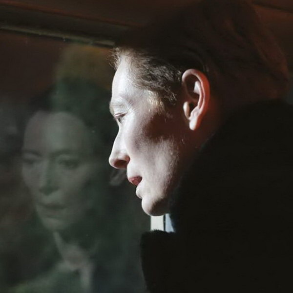     Тильда Суинтон играет двух женщин сразу в трейлере фильма «Вечная дочь»