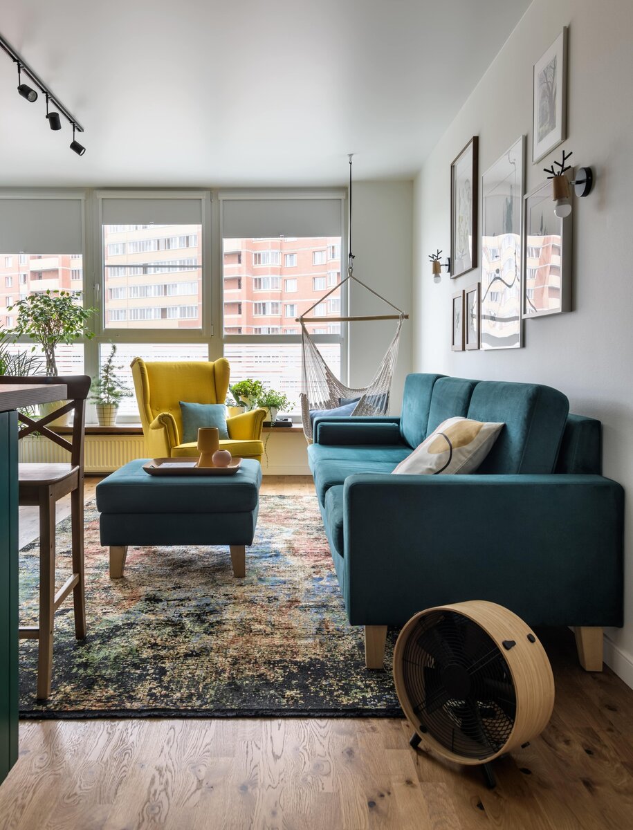 Планировка квартиры: кухня-гостиная с островом (кусочек этого помещения вы можете увидеть на этом фото), спальня с гардеробной, маленький кабинет на теплой лоджии, основная и гостевая ванные комнаты